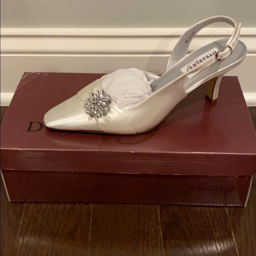 Dyeables Lori White Satin Slingback 6B NIB